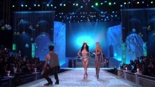 'Maroon 5   Moves Like Jagger at Victoria s Secret Fashion Show'