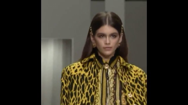 'Kaia Gerber catwalks for Versace Springs Summer 2018 Fashion Show #catwalk #kaiagerber #versace'