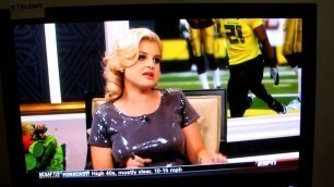 'Joan Rivers reviews the Oregon Ducks uniforms'