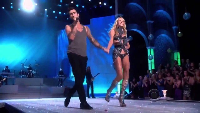 'Maroon 5   Moves Like Jagger at Victoria\'s Secret Fashion Show'