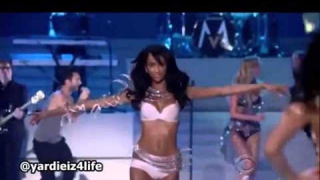 'Maroon 5   Moves Like Jagger (2011 Victoria\'s Secret Fashion Show Live Performance (Official Video)'