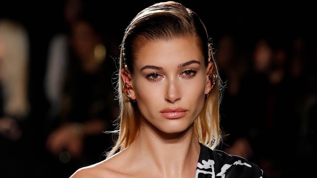 'Hailey Baldwin STUNS Versace Runway At 1st Appearance on Catwalk Since Marrying Justin Bieber!'