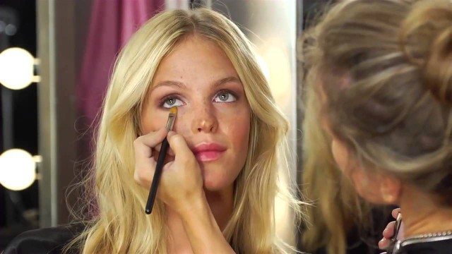 'Victoria\'s Secret Angel Erin Heatherton Makeup Tutorial'