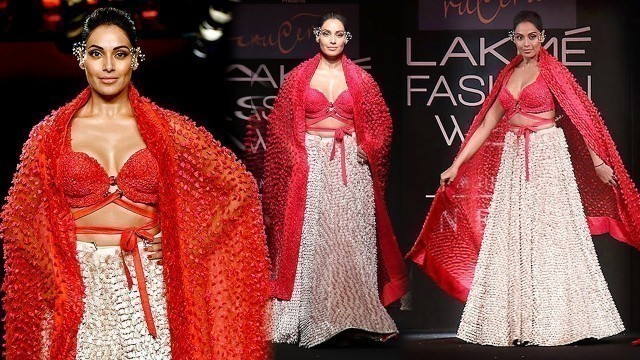 'Bipasha Basu LOOKS Stunning RED Dress At Ramp Walk Of LFW 2018'